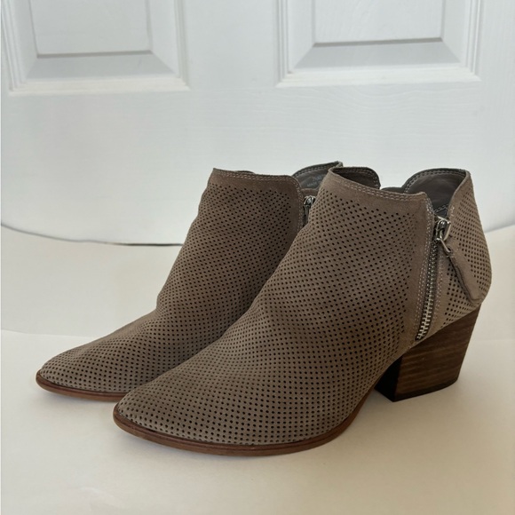 Vince Camuto Nethera Suede Perforated Ankle Boots Size 7.5 - Picture 2 of 6